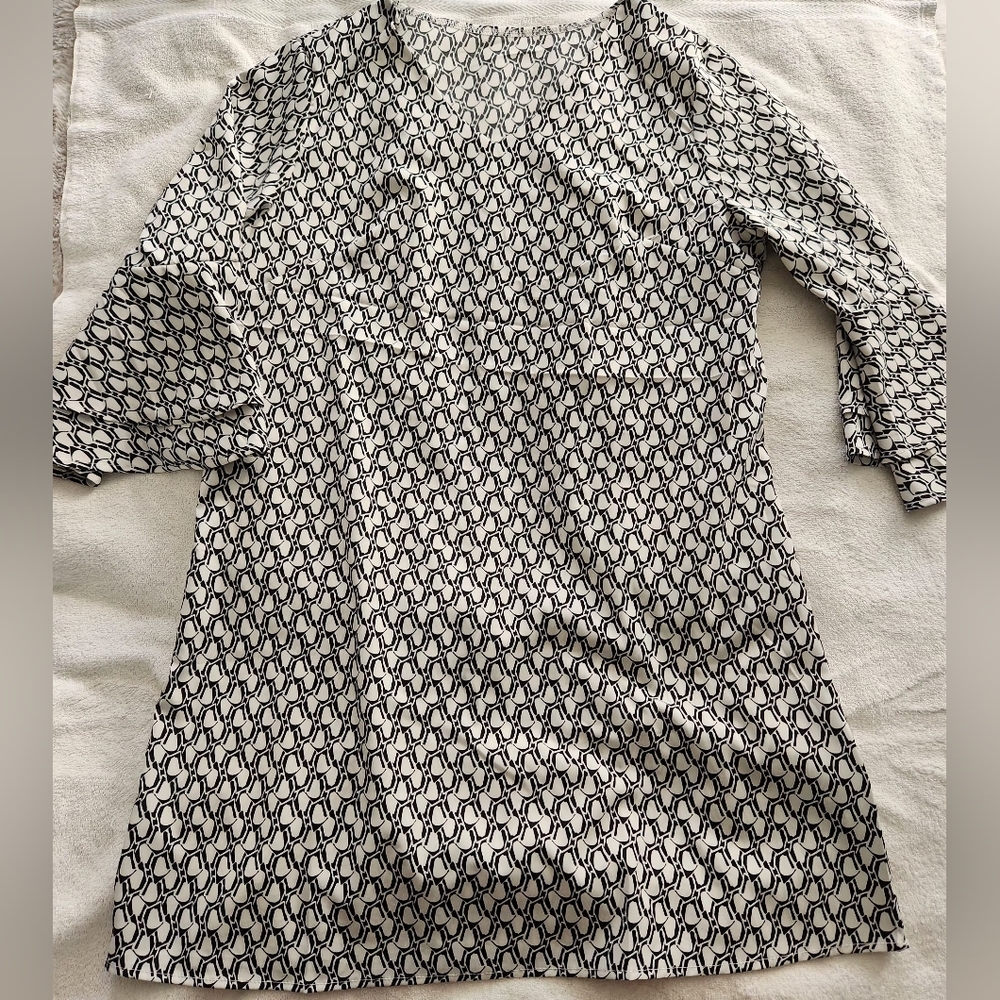 NWOT unbranded loose shift dress black/white pattern, 3/4 sleeves, v-neck M